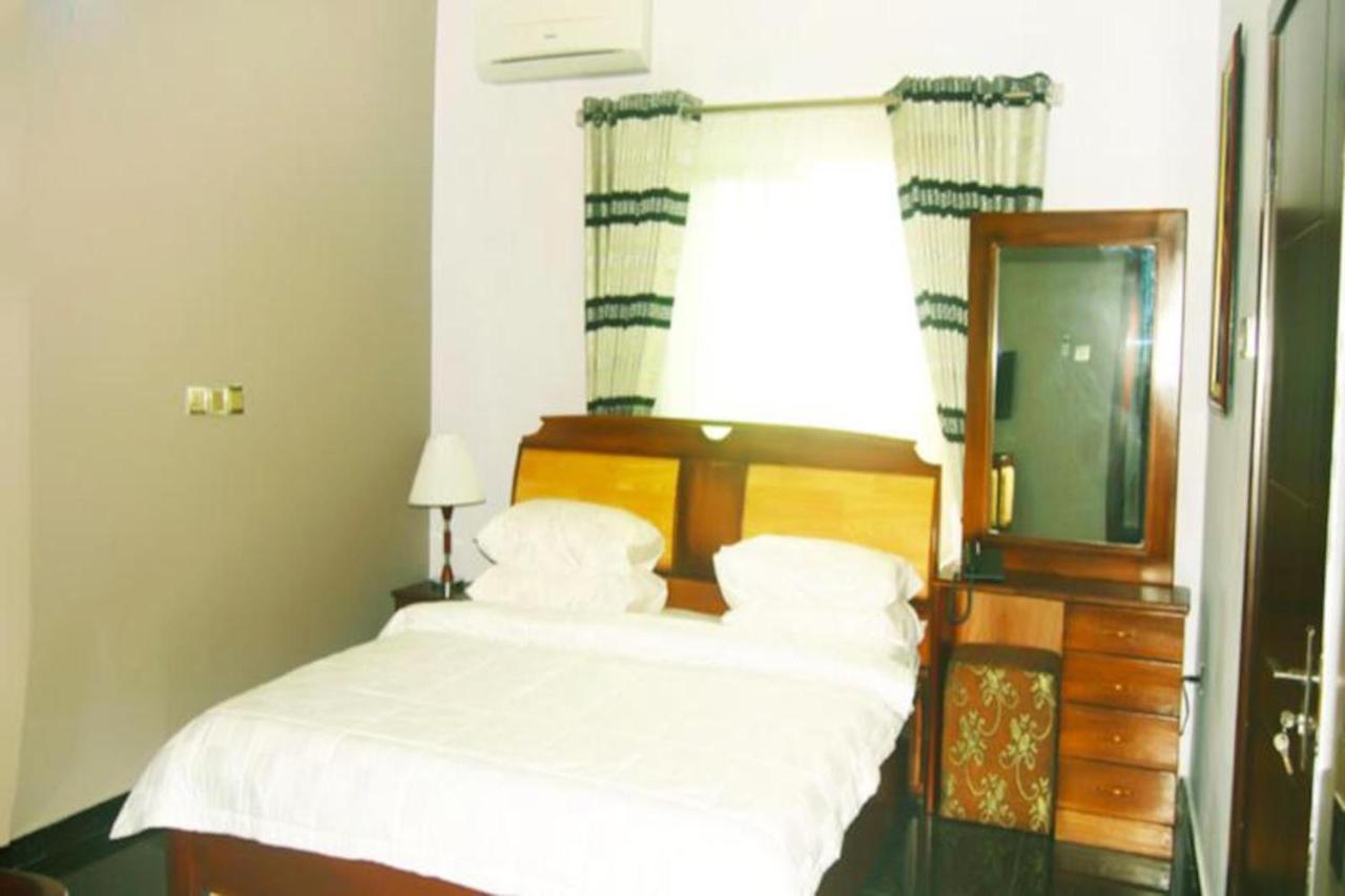 Milestone Hotel Ogombo Exterior photo